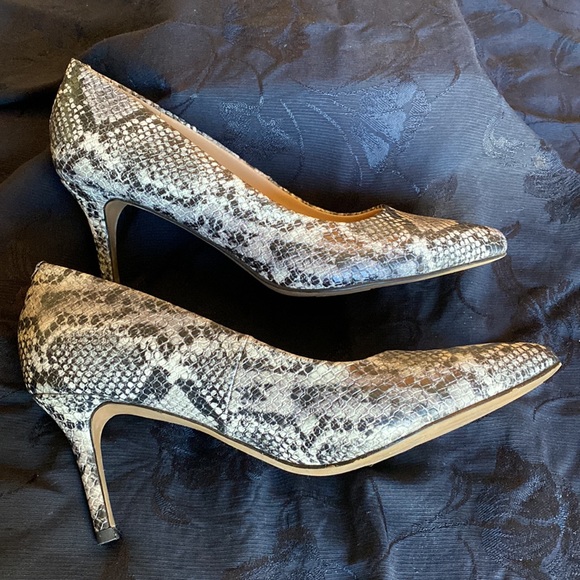 Franco Sarto Gray Snakeskin, Pointed Toe Pumps.9 M.Preowned,excellent condition. - Picture 5 of 7
